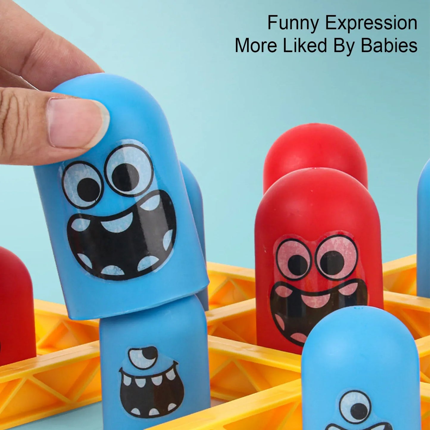 A different tic-tac-toe game, where large pieces can eat small pieces, a parent-child interactive toy