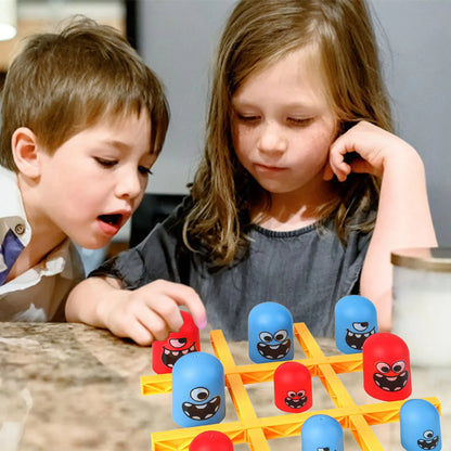 A different tic-tac-toe game, where large pieces can eat small pieces, a parent-child interactive toy